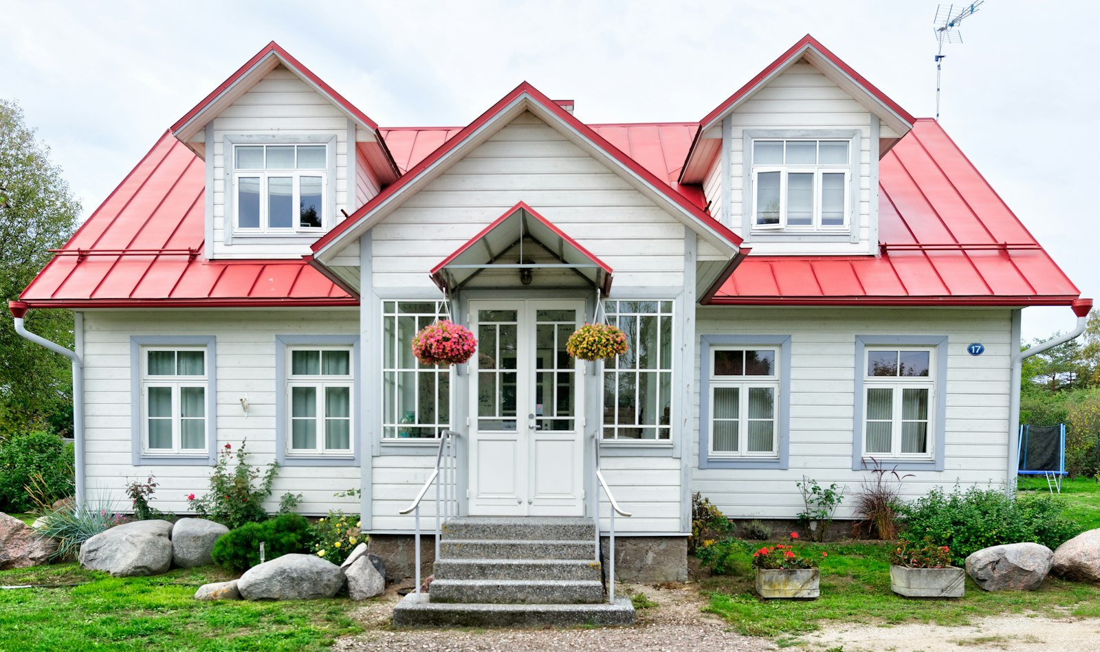 Craftsman porch with climbing roses